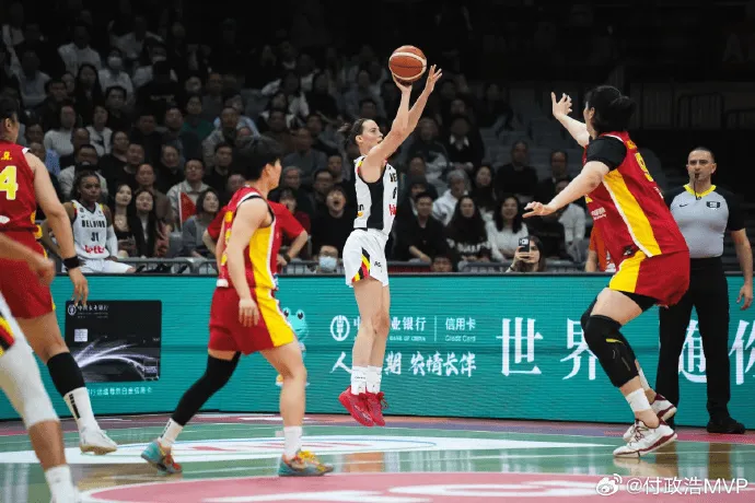开云下载-媒体人：中国女篮输得心服口服，后卫线的组织串联太过艰涩
